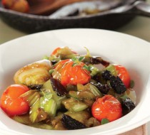 Лук-порей, тушеный с черносливом и помидорами черри рецепт с фото