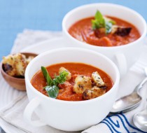 Суп из томатов с копченым беконом с чесночными гренками рецепт с фото