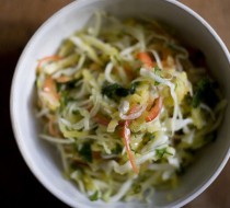 Салат из капусты, яблок, сладкого перца и семян подсолнечника рецепт с фото