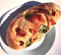 Хлеб с чесноком, базиликом и помидорами рецепт с фото