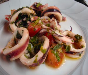 Кальмары с сельдереем, оливками и луком-шалот