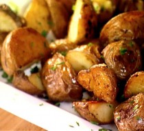 Жареный молодой картофель с каперсами, чесноком и розмарином рецепт с фото