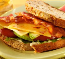 Сэндвич с сыром, беконом и авокадо рецепт с фото