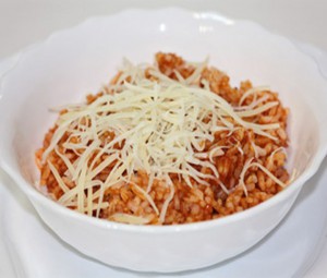 Рисовая каша с томатом и сыром