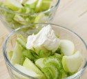 Салат с сельдереем и зеленым яблоком рецепт с фото