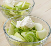 Салат с сельдереем и зеленым яблоком рецепт с фото