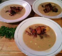 Крем-суп из лука-порея и картофеля с беконом
