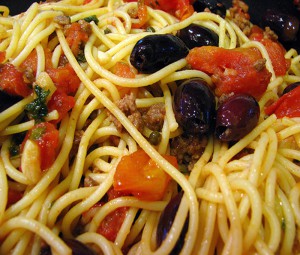 Спагетти с соусом путтанеска