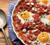 Яйца, запеченные с помидорами рецепт с фото