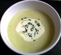 Суп из лука-порея, репчатого лука и картофеля