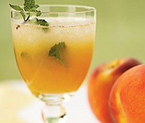 Персиковый сок с клубничным льдом