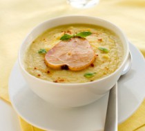 Суп из пастернака и яблока с хрустящими ломтиками и приправой карри рецепт с фото