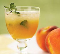 Персиковый сок с клубничным льдом рецепт с фото