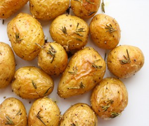 Запеченный картофель с чесноком и розмарином