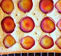 Сливовый пирог со сметанным кремом рецепт с фото