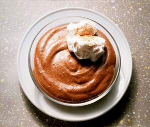 Шоколадный пудинг со взбитыми кофейными сливками