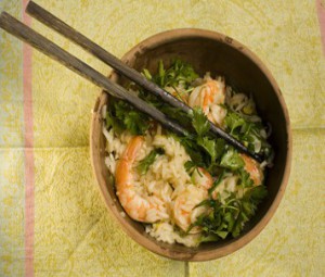 Сладкий рис с чесноком, креветками и рукколой