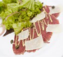 Подсушенное говяжье карпаччо с овощным салатом, имбирем и кориандром рецепт с фото