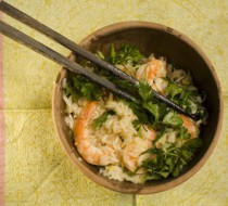 Сладкий рис с чесноком, креветками и рукколой рецепт с фото