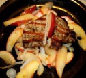 Свинина с пассерованными яблоками, сидром и корицей рецепт с фото