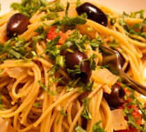 Спагетти с анчоусами, петрушкой, оливками и каперсами рецепт с фото