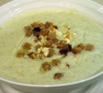 Гороховый крем-суп с луком-пореем и крутонами рецепт с фото