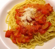 Макароны с помидорами и луком рецепт с фото
