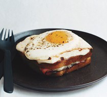Горячие бутерброды с яичницей рецепт с фото