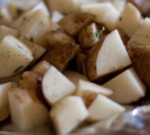 Ароматный картофель с луком в фольге на гриле