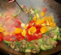 Грибы с овощами жареные в воке рецепт с фото